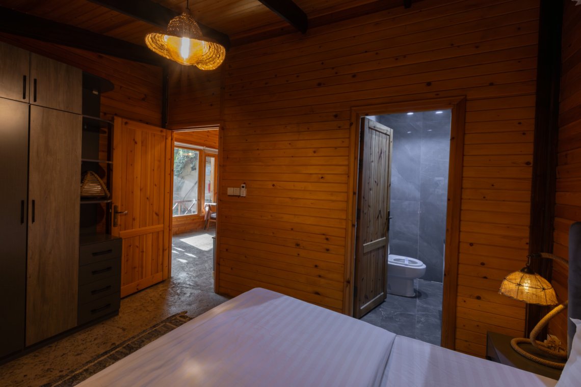 صورة كوخ خشبي في الغابة